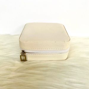 NEW Travel Case for Jewelry/Jewelry Organizer in White and Square Shaped